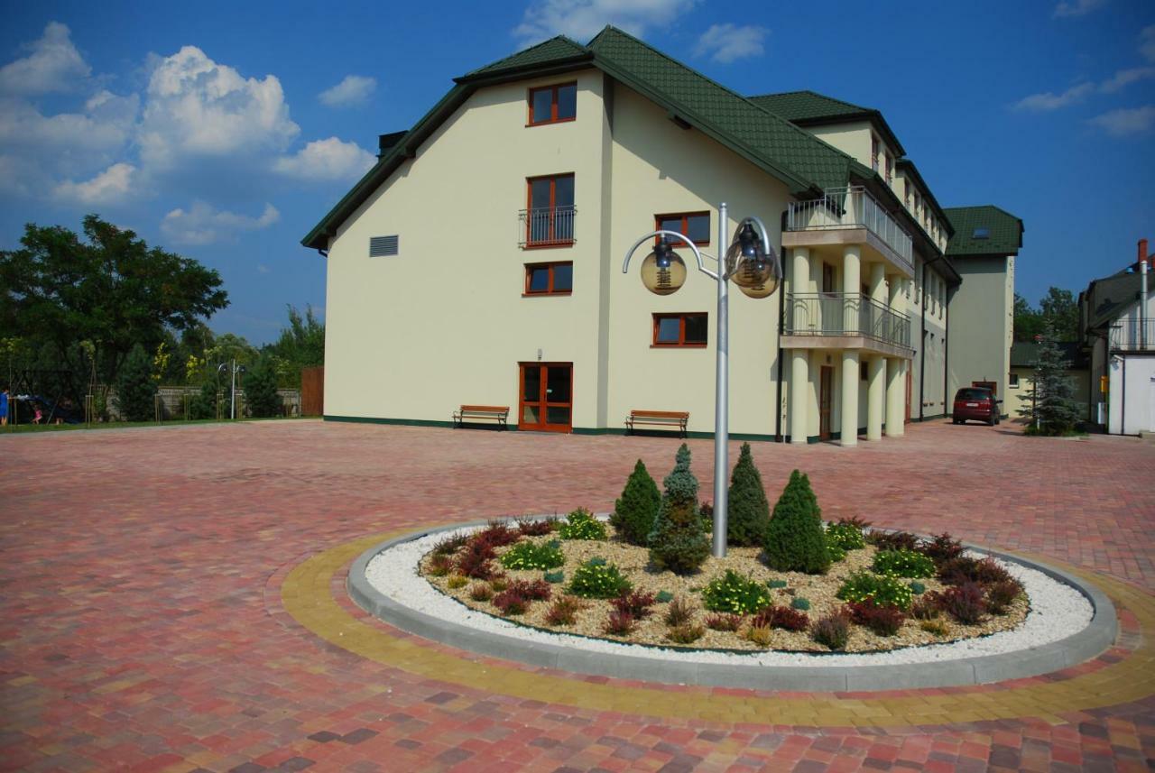 Hotel Dyminy Kielce Luaran gambar