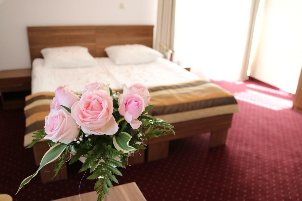 Hotel Dyminy Kielce Luaran gambar