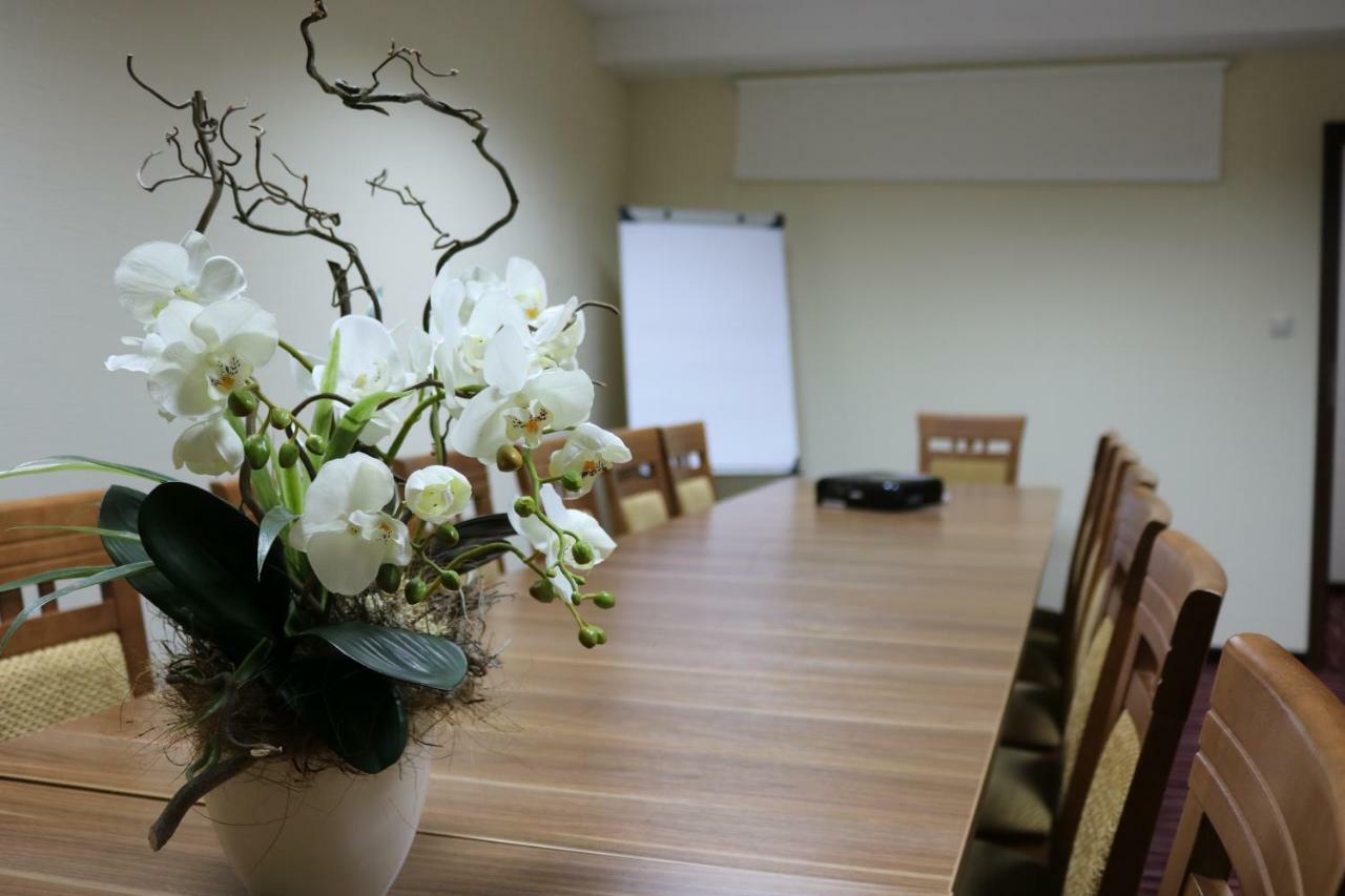 Hotel Dyminy Kielce Luaran gambar