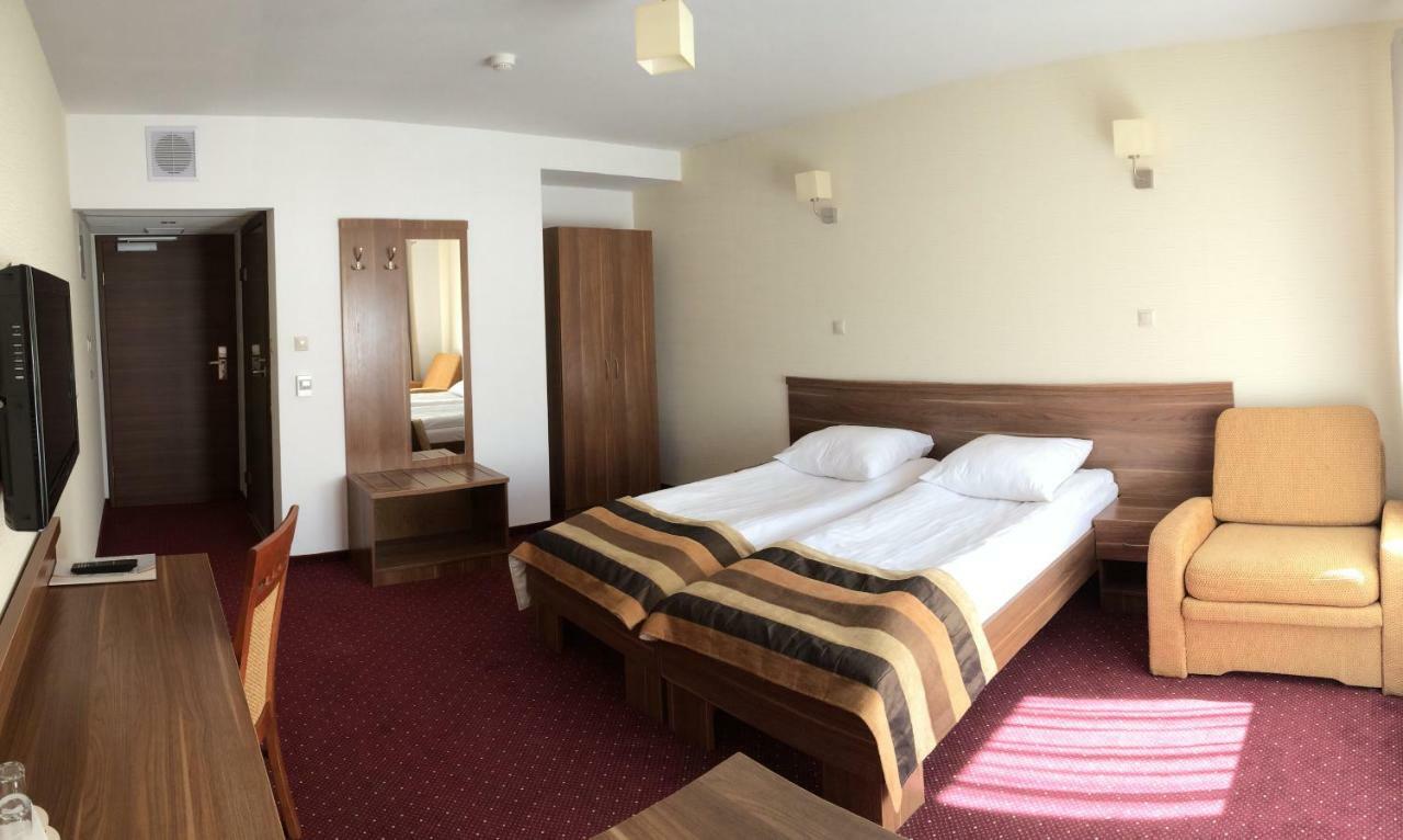 Hotel Dyminy Kielce Luaran gambar