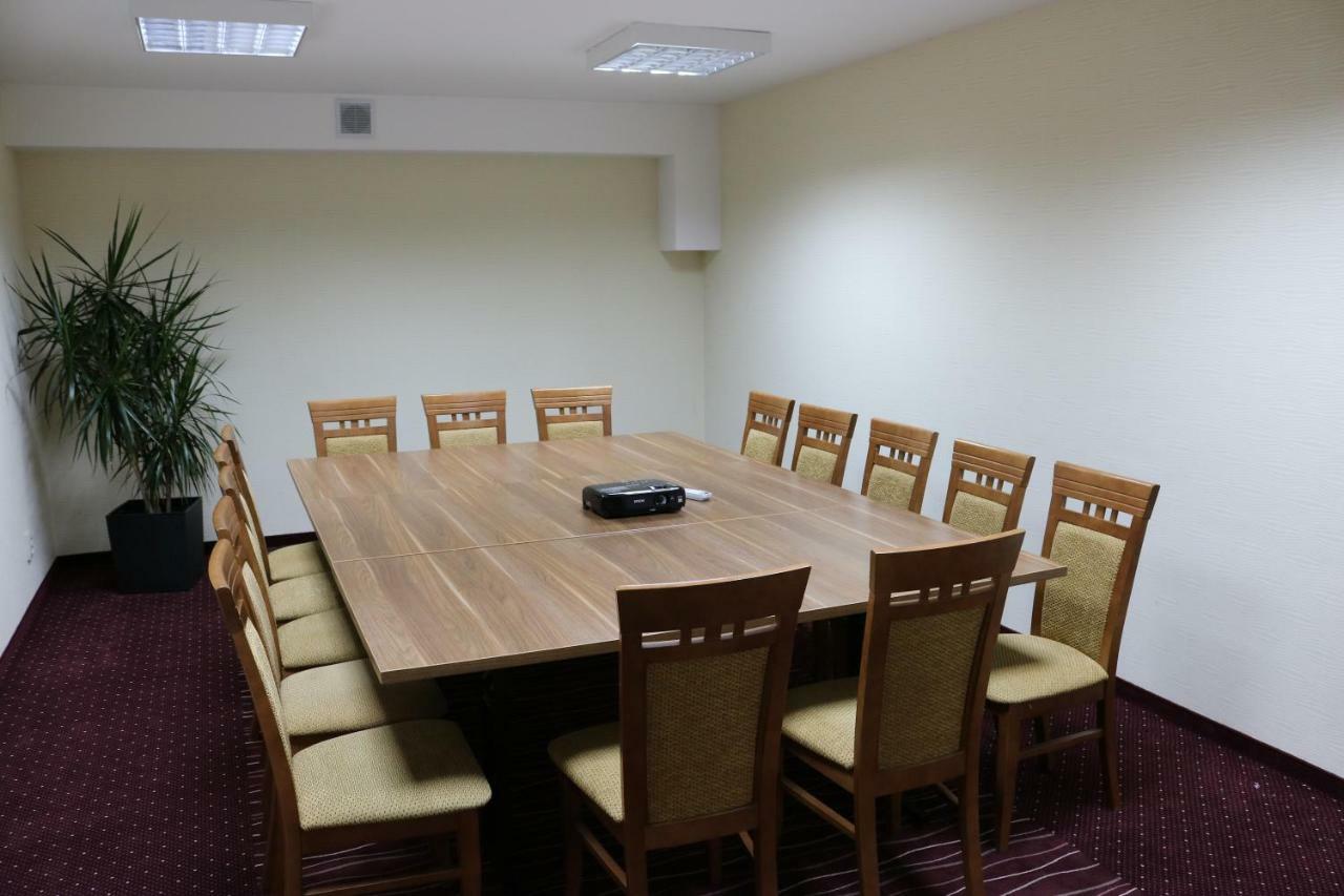 Hotel Dyminy Kielce Luaran gambar