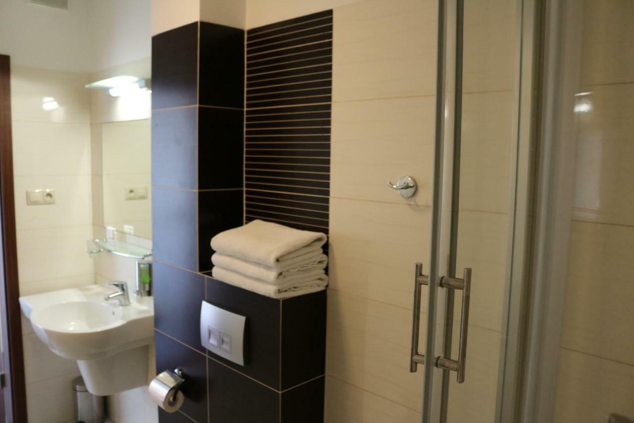Hotel Dyminy Kielce Luaran gambar