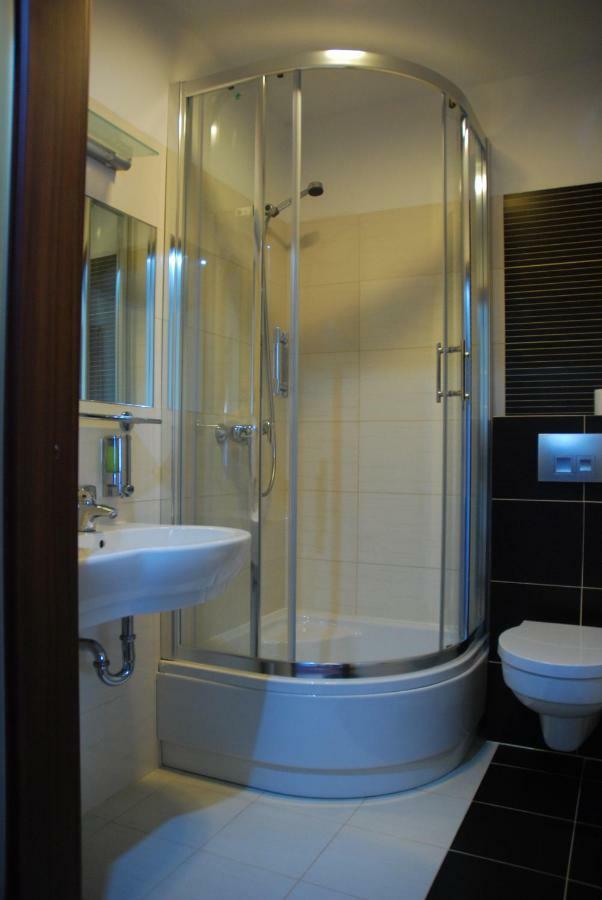 Hotel Dyminy Kielce Luaran gambar
